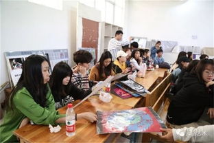 广西艺术学院人文学院的师生与艺术设计学院师生进行课程研讨交流